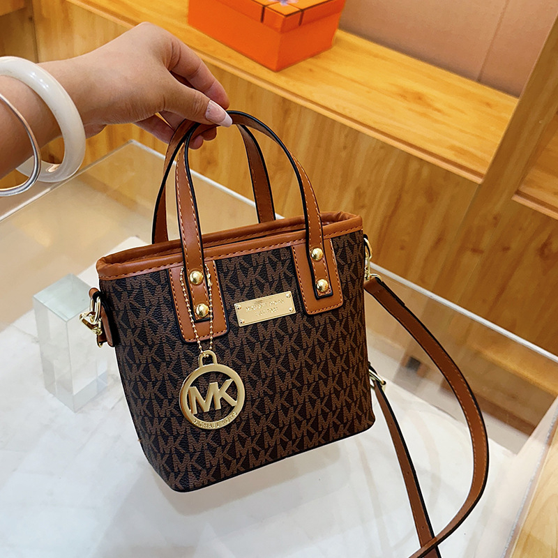 SF9032 vödörtáska, PU bőr, horizontális négyzet alakú forma, zipzáras nyitás, belső zsebek