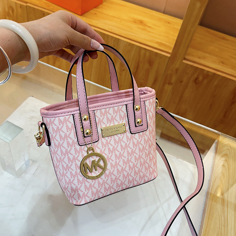 SF9032 vödörtáska, PU bőr, horizontális négyzet alakú forma, zipzáras nyitás, belső zsebek