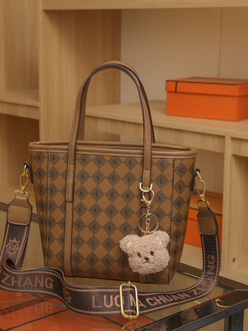 PU anyagú vödrös táska, függőleges négyszögletes sziluett, cipzáras nyitás, belső cipzáros zseb, egy vállpánt