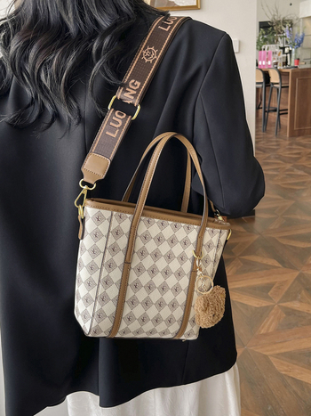 PU anyagú vödrös táska, függőleges négyszögletes sziluett, cipzáras nyitás, belső cipzáros zseb, egy vállpánt