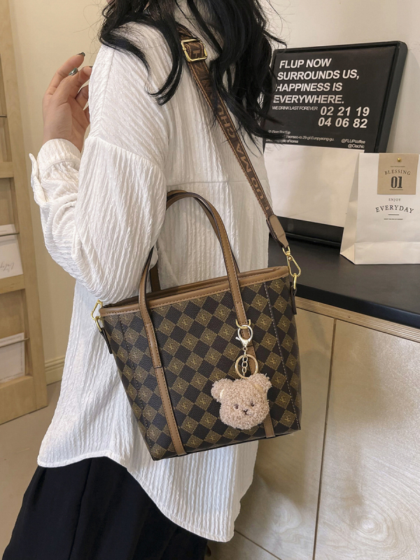 PU anyagú vödrös táska, függőleges négyszögletes sziluett, cipzáras nyitás, belső cipzáros zseb, egy vállpánt