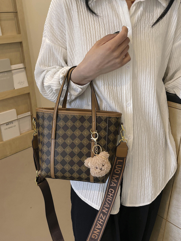 PU anyagú vödrös táska, függőleges négyszögletes sziluett, cipzáras nyitás, belső cipzáros zseb, egy vállpánt