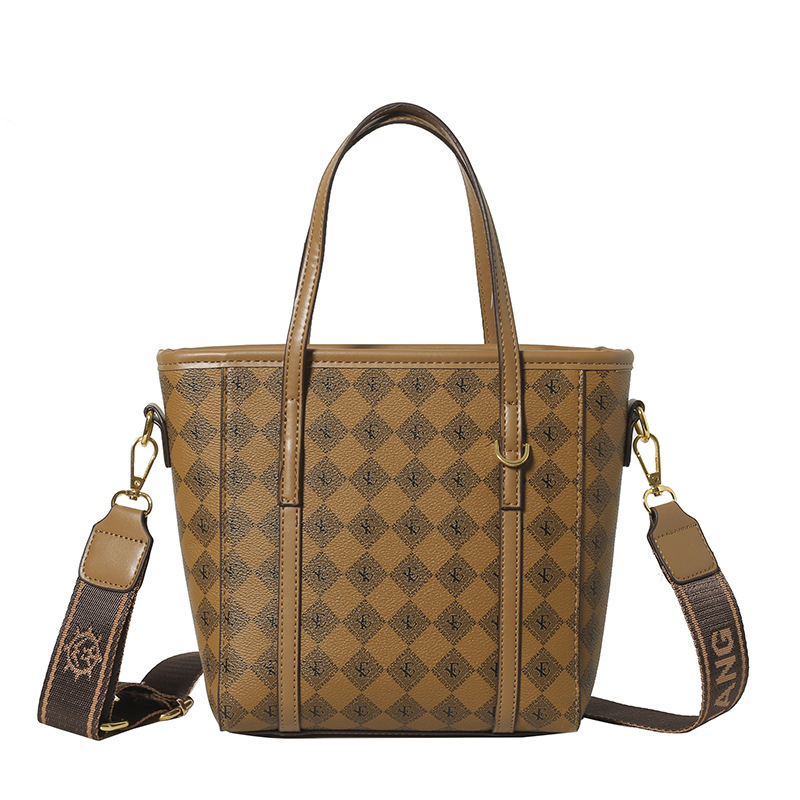 PU anyagú vödrös táska, függőleges négyszögletes sziluett, cipzáras nyitás, belső cipzáros zseb, egy vállpánt