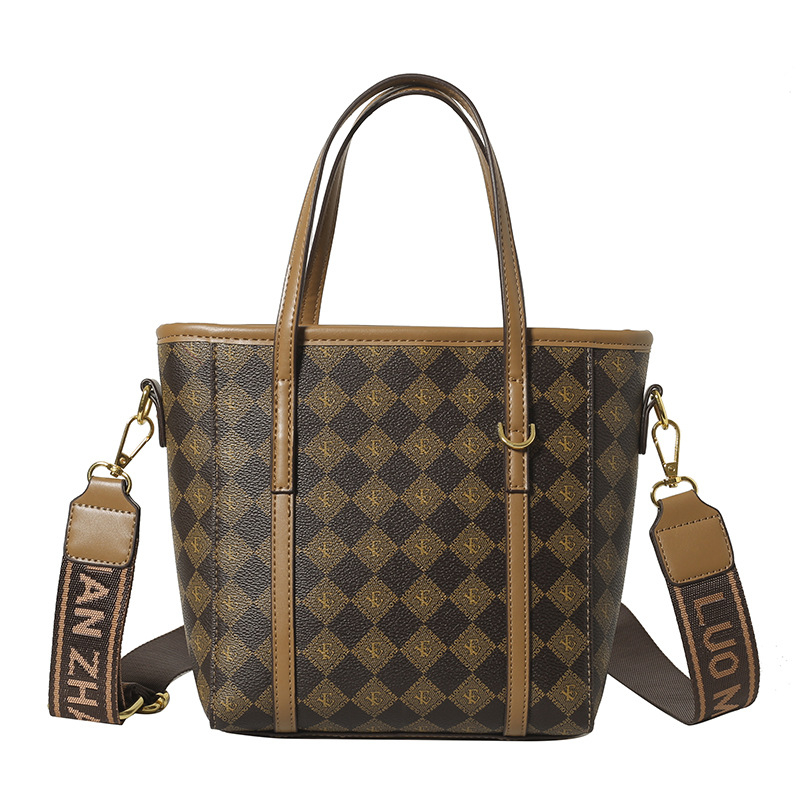 PU anyagú vödrös táska, függőleges négyszögletes sziluett, cipzáras nyitás, belső cipzáros zseb, egy vállpánt