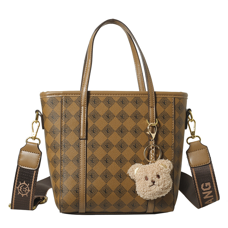 PU anyagú vödrös táska, függőleges négyszögletes sziluett, cipzáras nyitás, belső cipzáros zseb, egy vállpánt