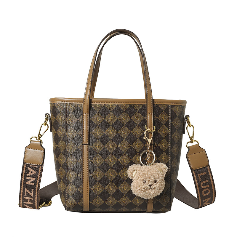 PU anyagú vödrös táska, függőleges négyszögletes sziluett, cipzáras nyitás, belső cipzáros zseb, egy vállpánt