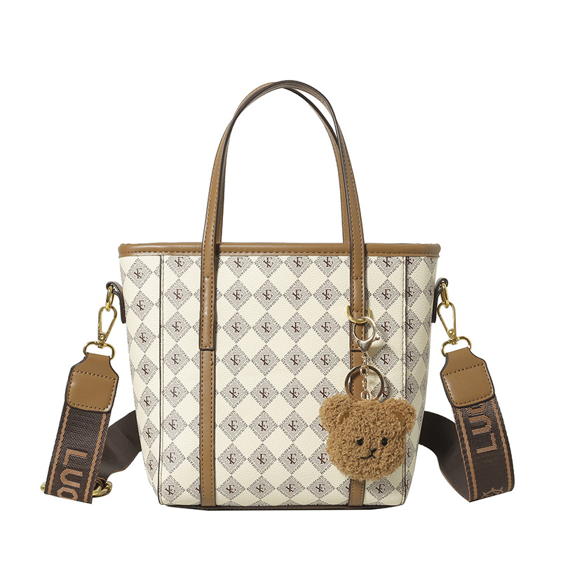 PU anyagú vödrös táska, függőleges négyszögletes sziluett, cipzáras nyitás, belső cipzáros zseb, egy vállpánt