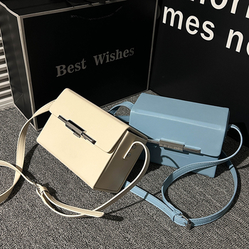 PU anyagú crossbody táska, vízszintes négyszögletes forma, mágneses zár, belső zsebek telefonra és dokumentumokra, mindennapi használatra