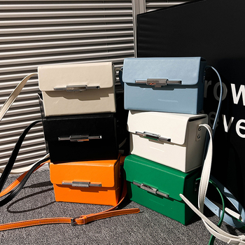 PU anyagú crossbody táska, vízszintes négyszögletes forma, mágneses zár, belső zsebek telefonra és dokumentumokra, mindennapi használatra