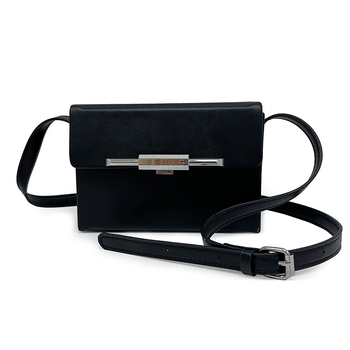 PU anyagú crossbody táska, vízszintes négyszögletes forma, mágneses zár, belső zsebek telefonra és dokumentumokra, mindennapi használatra