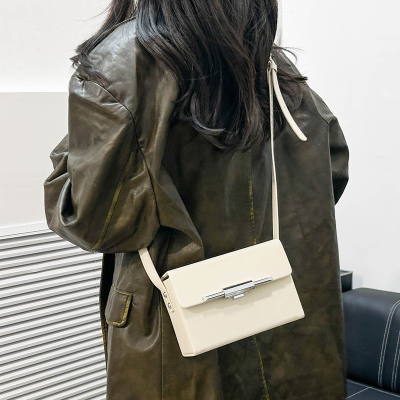 PU anyagú crossbody táska, vízszintes négyszögletes forma, mágneses zár, belső zsebek telefonra és dokumentumokra, mindennapi használatra