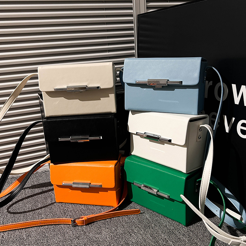 PU anyagú crossbody táska, vízszintes négyszögletes forma, mágneses zár, belső zsebek telefonra és dokumentumokra, mindennapi használatra