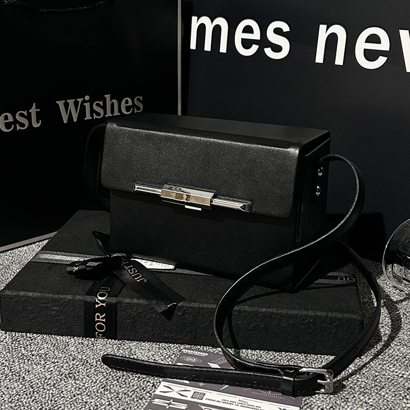 PU anyagú crossbody táska, vízszintes négyszögletes forma, mágneses zár, belső zsebek telefonra és dokumentumokra, mindennapi használatra