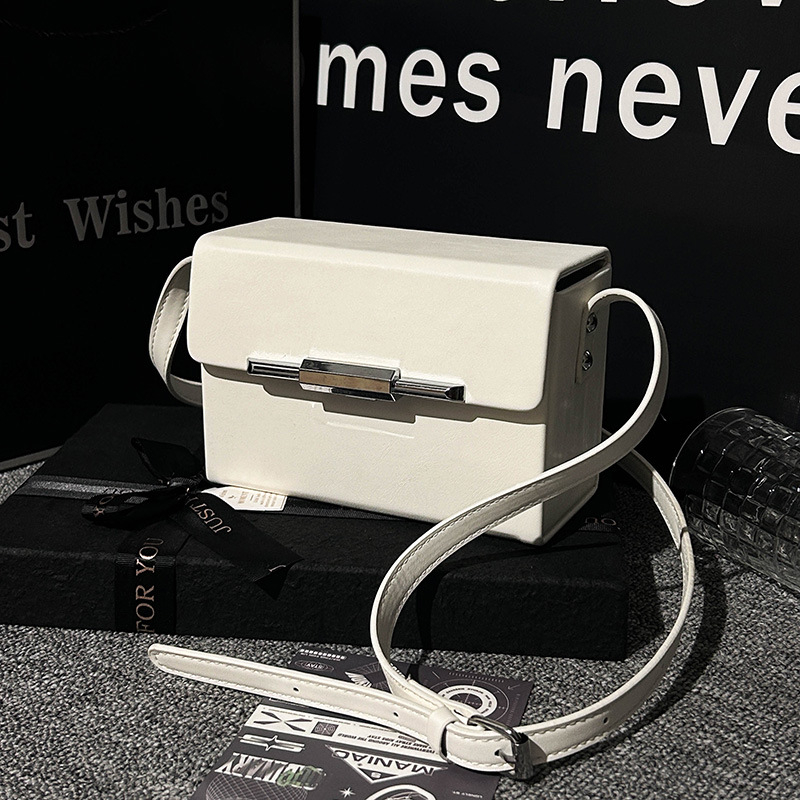 PU anyagú crossbody táska, vízszintes négyszögletes forma, mágneses zár, belső zsebek telefonra és dokumentumokra, mindennapi használatra