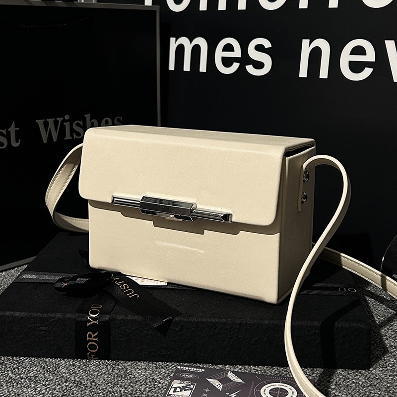 PU anyagú crossbody táska, vízszintes négyszögletes forma, mágneses zár, belső zsebek telefonra és dokumentumokra, mindennapi használatra