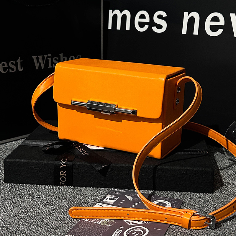 PU anyagú crossbody táska, vízszintes négyszögletes forma, mágneses zár, belső zsebek telefonra és dokumentumokra, mindennapi használatra