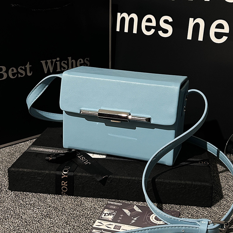 PU anyagú crossbody táska, vízszintes négyszögletes forma, mágneses zár, belső zsebek telefonra és dokumentumokra, mindennapi használatra