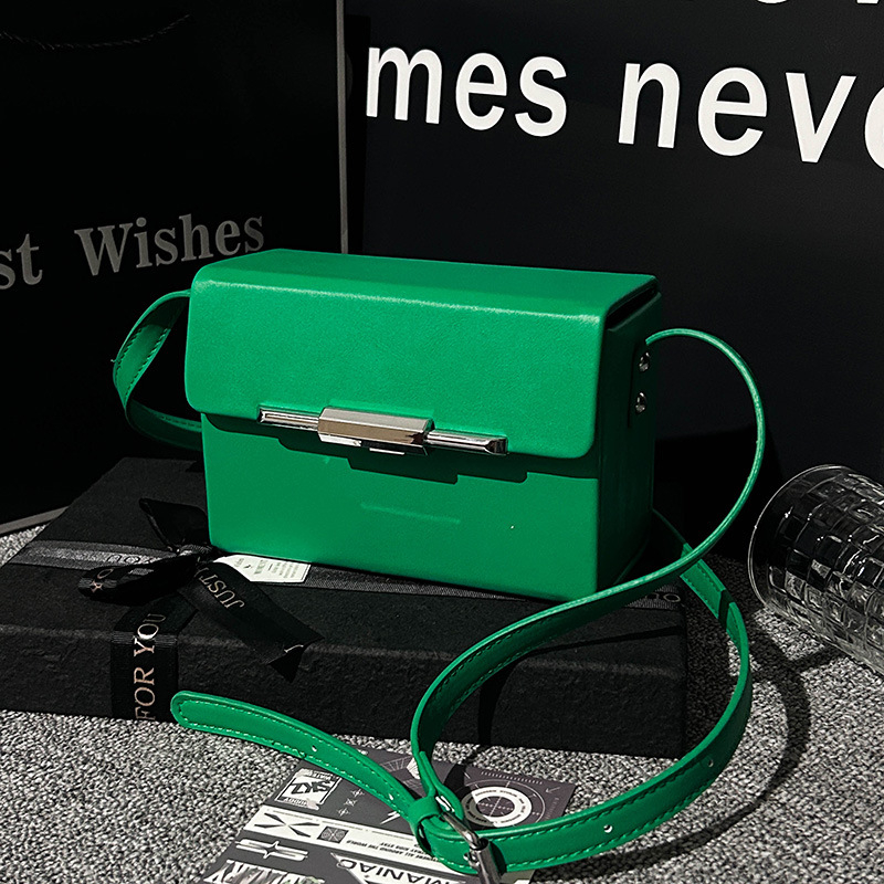 PU anyagú crossbody táska, vízszintes négyszögletes forma, mágneses zár, belső zsebek telefonra és dokumentumokra, mindennapi használatra