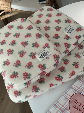 iPad liner táska virágos mintával — ultra könnyű, ütésálló, plüss anyag, belső poliészter bélés