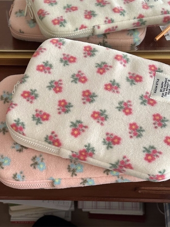 iPad liner táska virágos mintával — ultra könnyű, ütésálló, plüss anyag, belső poliészter bélés