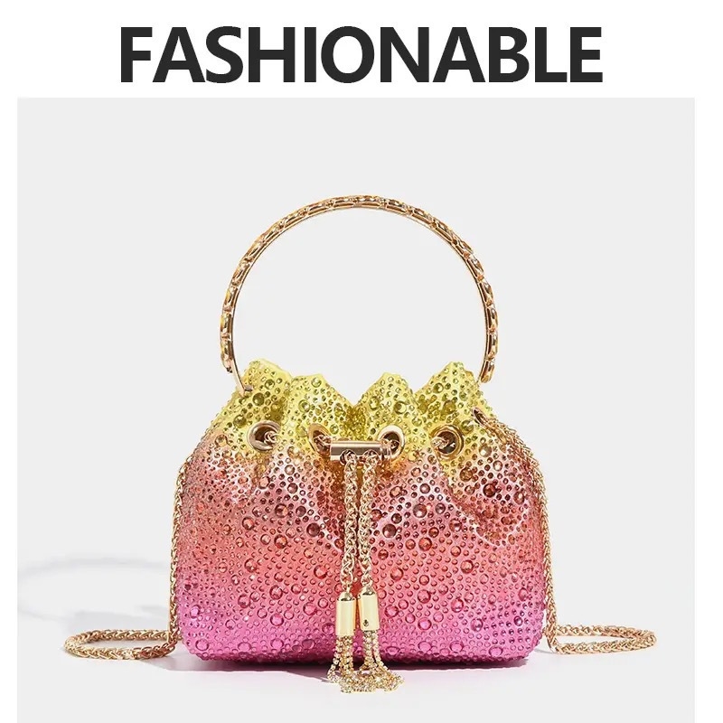 Vödör táska kristályokkal és lánccal, PU anyag, poliészter bélés, telefonzseb, húzózáras zárás, tavasz 2024