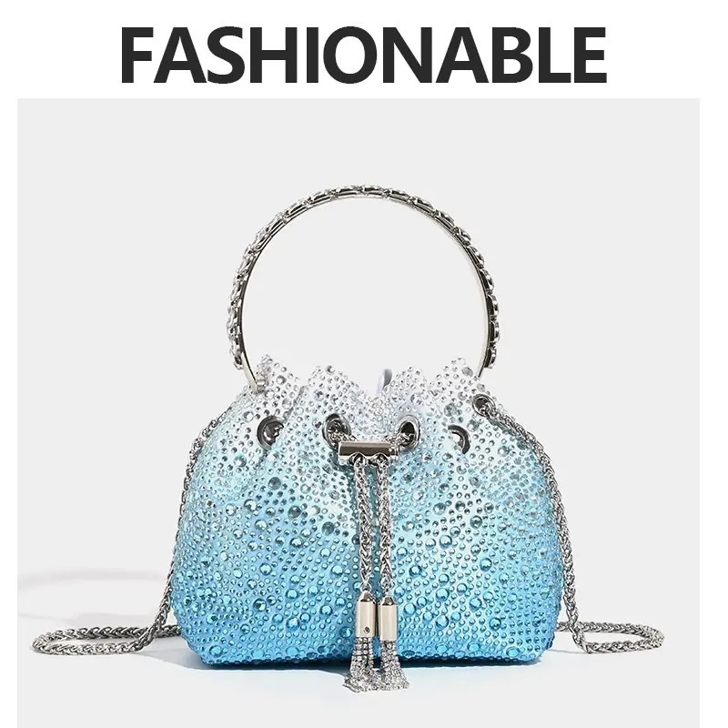 Vödör táska kristályokkal és lánccal, PU anyag, poliészter bélés, telefonzseb, húzózáras zárás, tavasz 2024