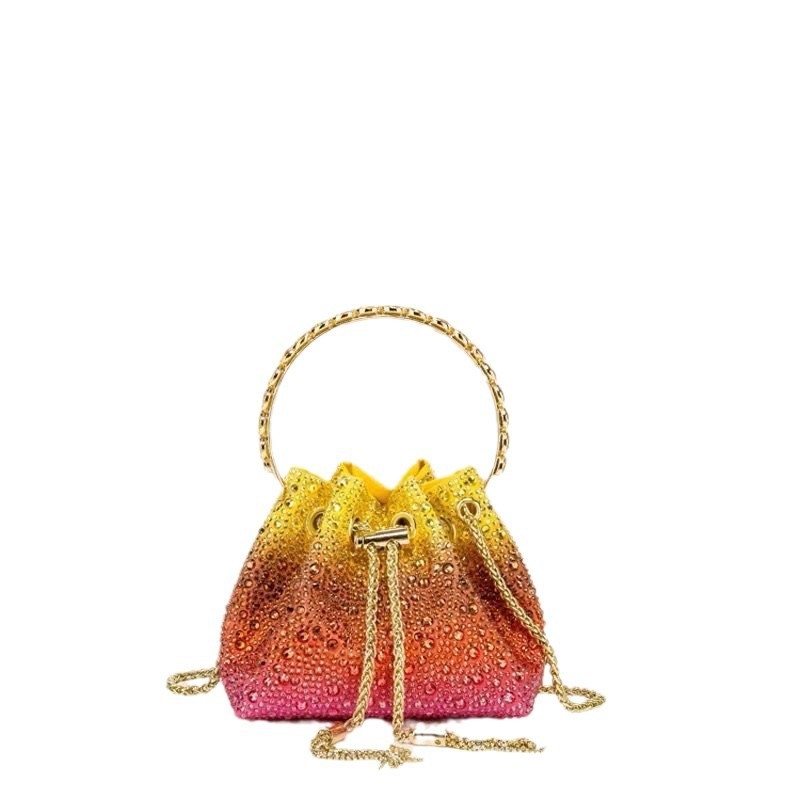 Vödör táska kristályokkal és lánccal, PU anyag, poliészter bélés, telefonzseb, húzózáras zárás, tavasz 2024