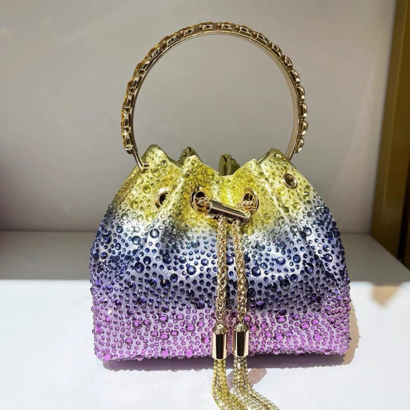 Vödör táska kristályokkal és lánccal, PU anyag, poliészter bélés, telefonzseb, húzózáras zárás, tavasz 2024