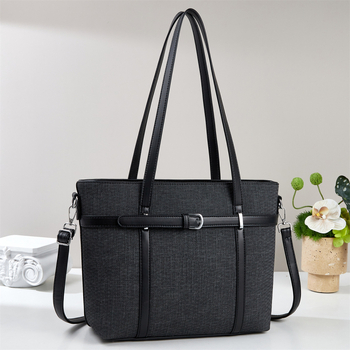 PU kanta torba, velika kapaciteta, vertikalnog kvadratnog oblika, zatvaranje na zip, laminirani džep s zipom, jedna naramenica — jesen 2025