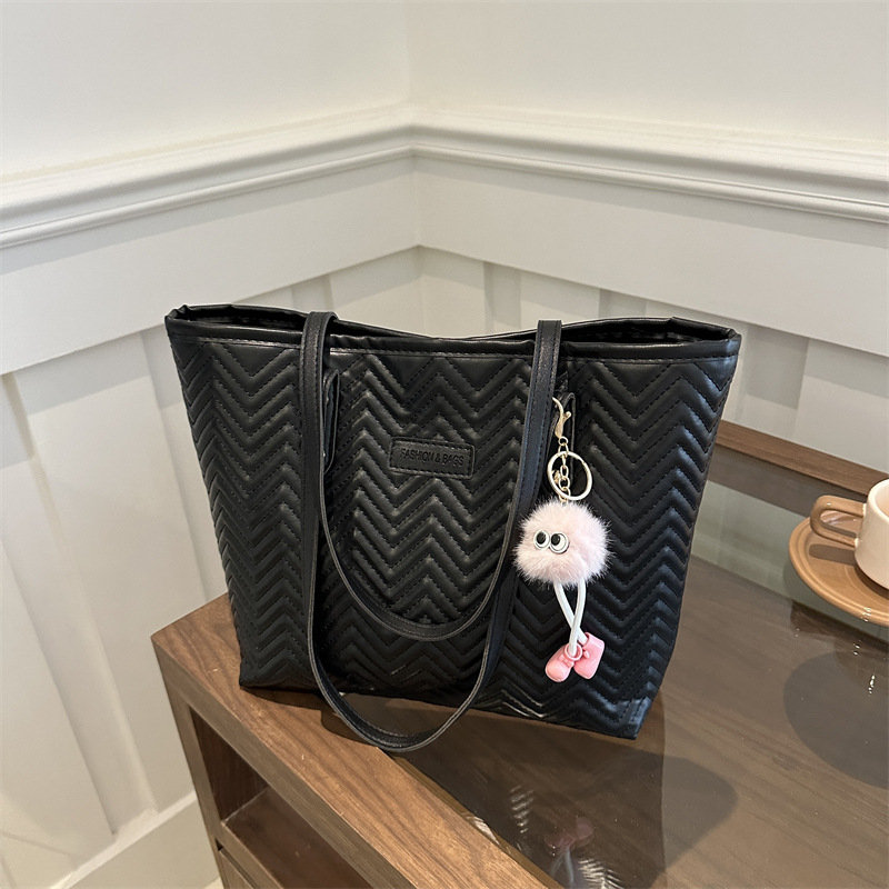 Női városi PU anyagú vödrös alakú kézitáska, cipzáros záródás, belső telefontartó zseb, külső háromdimenziós kialakítás, dupla vállpánt