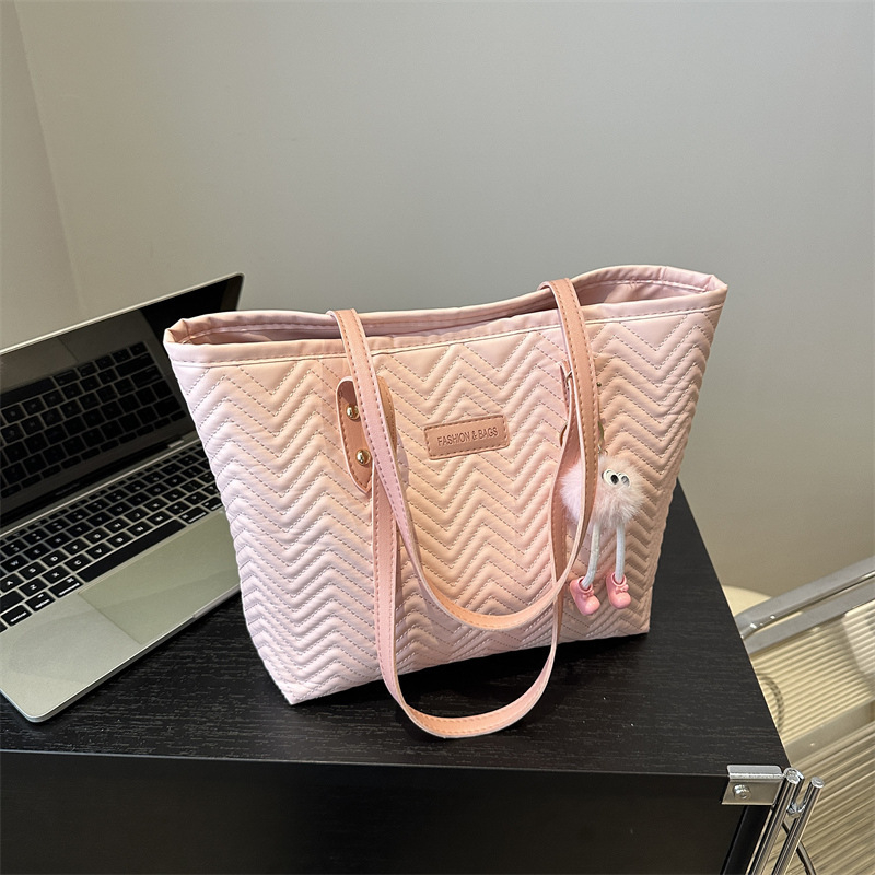 Női városi PU anyagú vödrös alakú kézitáska, cipzáros záródás, belső telefontartó zseb, külső háromdimenziós kialakítás, dupla vállpánt