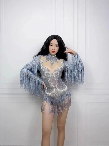 Overál gyöngyös bojtokkal és pillangóhálós panelekkel, pamut-poliészter anyag, hosszú ujjú, szűk fazon, digitális nyomtatás, 2025 tavasz