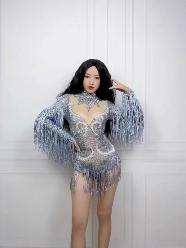 Overál gyöngyös bojtokkal és pillangóhálós panelekkel, pamut-poliészter anyag, hosszú ujjú, szűk fazon, digitális nyomtatás, 2025 tavasz