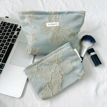 Kozmetička torbica s reljefnim leptir motivom, velika kapaciteta, putovanja prilagođeno, od poliestera s platnenom podstavom