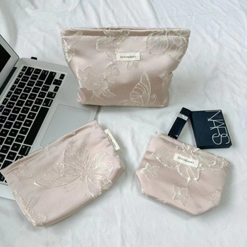 Kozmetička torbica s reljefnim leptir motivom, velika kapaciteta, putovanja prilagođeno, od poliestera s platnenom podstavom