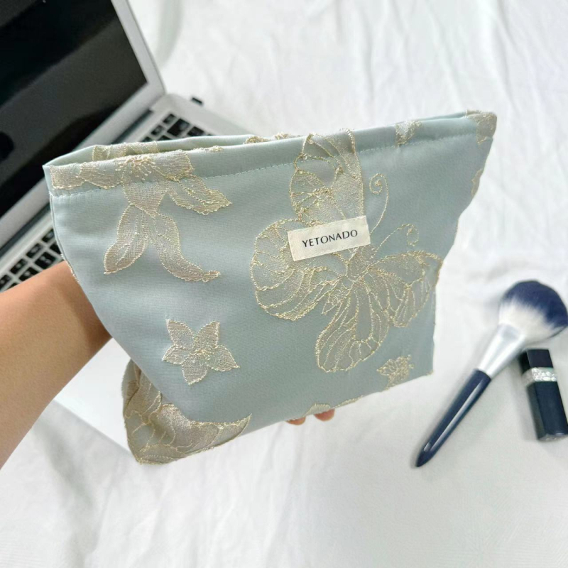 Kozmetička torbica s reljefnim leptir motivom, velika kapaciteta, putovanja prilagođeno, od poliestera s platnenom podstavom