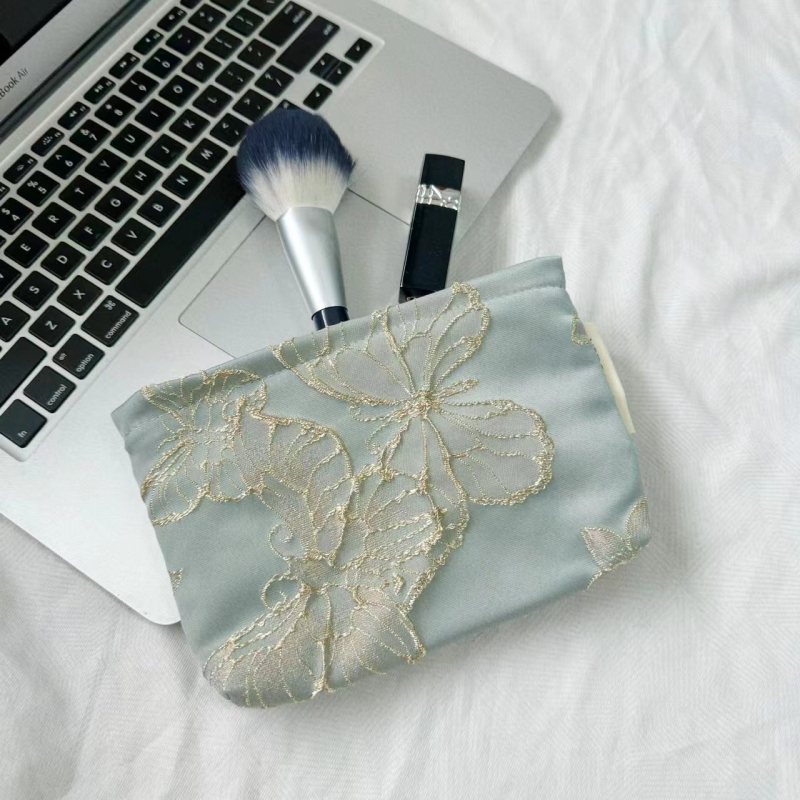 Kozmetička torbica s reljefnim leptir motivom, velika kapaciteta, putovanja prilagođeno, od poliestera s platnenom podstavom