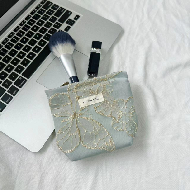 Kozmetička torbica s reljefnim leptir motivom, velika kapaciteta, putovanja prilagođeno, od poliestera s platnenom podstavom