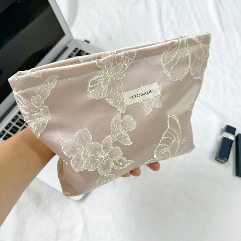 Kozmetička torbica s reljefnim leptir motivom, velika kapaciteta, putovanja prilagođeno, od poliestera s platnenom podstavom