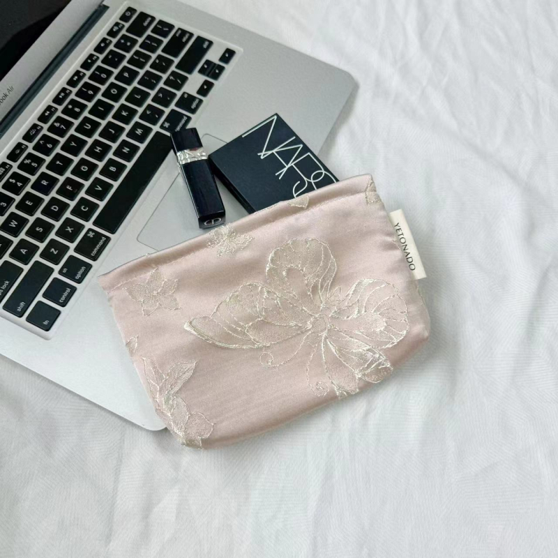 Kozmetička torbica s reljefnim leptir motivom, velika kapaciteta, putovanja prilagođeno, od poliestera s platnenom podstavom