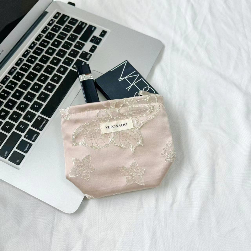 Kozmetička torbica s reljefnim leptir motivom, velika kapaciteta, putovanja prilagođeno, od poliestera s platnenom podstavom