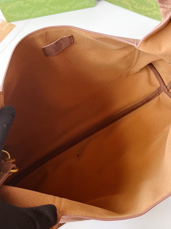 Torba tote s gradskim jednostavnim stilom; materijal PVC; oblik torbe: torba za kupovinu; unutarnja podstava od krave kože; otvaranje kuka