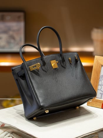 Чанта за жени от естествена кожа, модел Platinum, хоризонтална квадратна форма, първи слой телешка кожа, вътрешен джоб с цип и документ джоб, заключващ механизъм, подплата от синтетична кожа