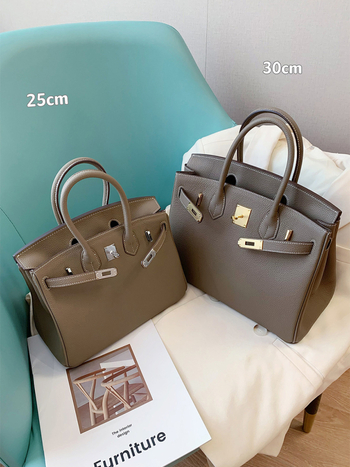 Чанта за жени от естествена кожа, модел Platinum, хоризонтална квадратна форма, първи слой телешка кожа, вътрешен джоб с цип и документ джоб, заключващ механизъм, подплата от синтетична кожа