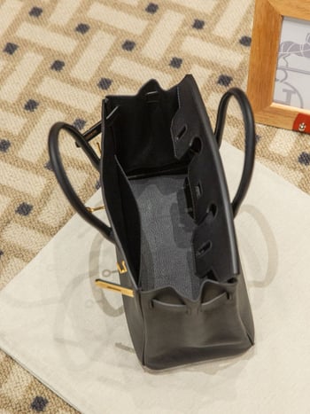 Чанта за жени от естествена кожа, модел Platinum, хоризонтална квадратна форма, първи слой телешка кожа, вътрешен джоб с цип и документ джоб, заключващ механизъм, подплата от синтетична кожа