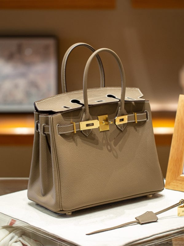 Чанта за жени от естествена кожа, модел Platinum, хоризонтална квадратна форма, първи слой телешка кожа, вътрешен джоб с цип и документ джоб, заключващ механизъм, подплата от синтетична кожа