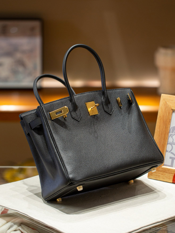 Чанта за жени от естествена кожа, модел Platinum, хоризонтална квадратна форма, първи слой телешка кожа, вътрешен джоб с цип и документ джоб, заключващ механизъм, подплата от синтетична кожа