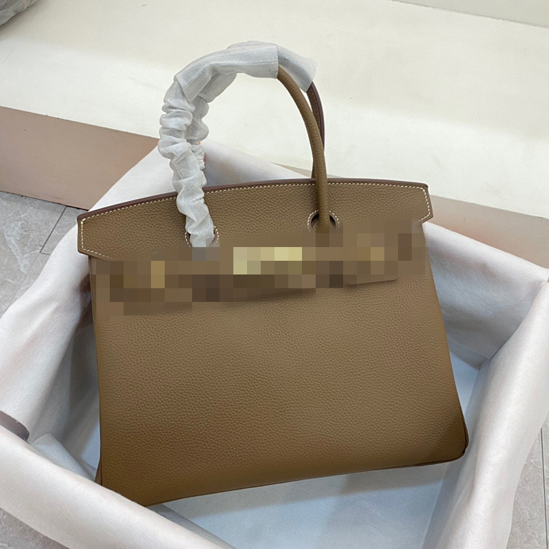 Чанта за жени от естествена кожа, модел Platinum, хоризонтална квадратна форма, първи слой телешка кожа, вътрешен джоб с цип и документ джоб, заключващ механизъм, подплата от синтетична кожа