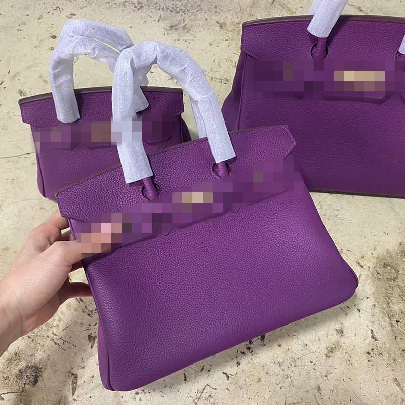 Чанта за жени от естествена кожа, модел Platinum, хоризонтална квадратна форма, първи слой телешка кожа, вътрешен джоб с цип и документ джоб, заключващ механизъм, подплата от синтетична кожа