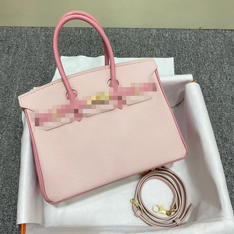 Чанта за жени от естествена кожа, модел Platinum, хоризонтална квадратна форма, първи слой телешка кожа, вътрешен джоб с цип и документ джоб, заключващ механизъм, подплата от синтетична кожа